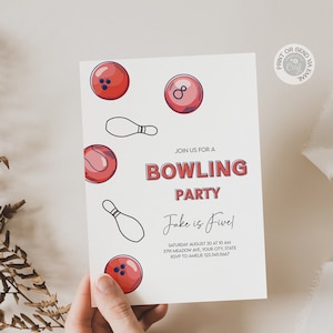 Pode incluir: Um convite branco com texto azul e vermelho para uma festa de bowling. O texto diz "Junte-se a nós para uma festa de bowling Jake faz cinco anos!" com a data e hora da festa, o endereço e as informações de RSVP.