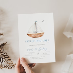 Invito di compleanno "Cruzin' into One", modello modificabile per invito di primo compleanno a forma di barca a vela, tema nautico, download digitale stampabile