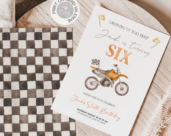 Pode incluir: Um convite para uma festa de aniversário com um fundo xadrez. O convite apresenta uma ilustração em aquarela de uma moto de cross e o texto "Growing up too fast Jack is turning SIX. Please join us to celebrate Jack's Sixth Birthday Saturday August 30 at 10 AM"