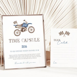 Sinal azul da cápsula do tempo da bicicleta da sujeira, quadro de mensagens do primeiro aniversário da bicicleta de corrida, download digital para impressão