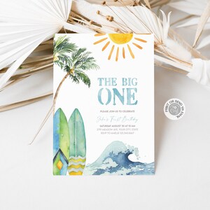 Peut inclure: Une invitation aquarelle bleue et blanche avec un soleil, un palmier et des planches de surf. Le texte indique "The Big One" et "Please join us to celebrate Baby's First Birthday".