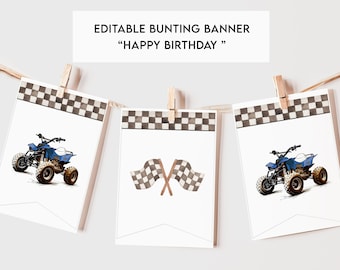 Puede incluir: Bandera de banderines editable con un patrón a cuadros y un ATV azul en cada extremo. La bandera del medio tiene dos banderas a cuadros cruzadas. El texto "HAPPY BIRTHDAY" está impreso en la bandera.