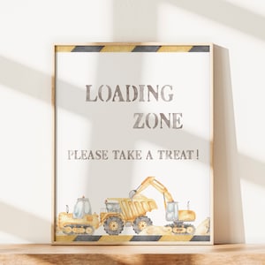 Może przedstawiać: Drukowana tabliczka w kolorze żółtym, czarnym i szarym. Na tabliczce widnieje napis "Loading Zone Please Take A Treat!" oraz akwarelowa ilustracja trzech pojazdów budowlanych.