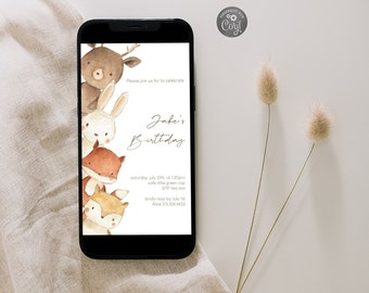 Puede incluir: Una invitación digital para una fiesta de cumpleaños con temática de bosque. La invitación presenta una ilustración de acuarela de un ciervo, un conejo, un zorro y un zorro más pequeño. El texto de la invitación dice "Por favor, únase a nosotros para celebrar el cumpleaños de Jake, sábado 13 de julio a la 1:30 pm, Cafe Little Green Cup, 3791 Tea Ave, Por favor, confirme su asistencia antes del 1 de julio, Alice 213 334.4455".