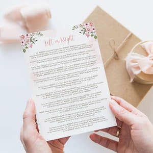 Peut inclure: Une carte blanche avec des accents floraux roses et le texte "Left or Right" imprimé dessus. La carte raconte l'histoire d'un couple nommé M. et Mme Wright et leur voyage à l'hôpital pour avoir un bébé. L'histoire est écrite sur un ton léger et amusant.