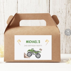 Könnte beinhalten: Eine braune Geschenkbox mit einem weißen Etikett, auf dem "MICHAEL'S 2ND BIRTHDAY PARTY!" steht und ein grünes ATV mit einer karierten Flagge abgebildet ist.