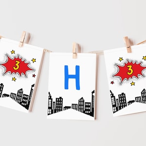 Puede incluir: Un banner de temática de superhéroes con tres tarjetas. La primera y la tercera tarjeta presentan una explosión de cómic roja y amarilla con el número "3" en su interior. La tarjeta del medio tiene una letra "H" azul sobre un fondo blanco. Las tres tarjetas tienen una silueta de ciudad negra en la parte inferior.