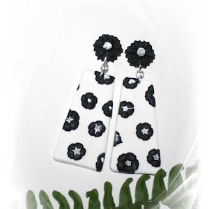 Boucles d&#39;oreilles raffinées et magnifiques, boucles d&#39;oreilles florales, argile polymère, noir et blanc, boucles d&#39;oreilles pendantes uniques