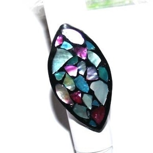 Könnte beinhalten: Handgefertigtes Holzschild mit dem Wort "Welcome" in verspielter Schrift. Das Schild ist weiß lackiert mit einem Used-Look und zeigt ein Blumendesign in Rosa- und Grüntönen. Für den Innen- und Außenbereich geeignet.