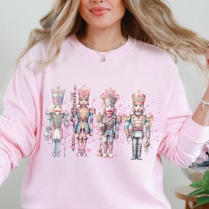 Różowa koszulka z Dziadkiem do Orzechów, długi rękaw z Dziadkiem do Orzechów, świąteczna koszulka dla kobiet, uroczy świąteczny T-shirt, wygodne kolory, pastelowy świąteczny T-shirt