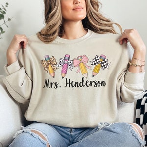 Gepersonaliseerde lerarensweater, aangepaste naam lerarentrui, leuke dames leraar ronde hals, cadeau leraar waardering, leraar mevrouw shirt