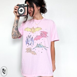 Pastel Halloween Bat Shirt, Whimsigoth Tshirt, Spooky Girly Tee, Creepy Cute T-shirt, Goblincore Shirt, Pastel Goth Clothes, Pink Halloween Shirt, Comfort Colors, Womens Halloween, Downtown Girl, VSCO, Plus Size Gothic Shirt
