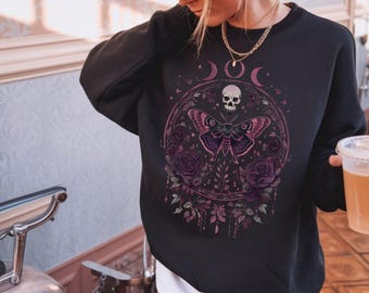 Witchy Gothic Motten Schädel Sweatshirt, Deaths Head Moth Pullover, Dark Academia Rundhalsausschnitt, Goth Sweatshirt, Floral Moon Pullover