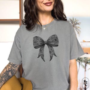 Coquette Bow Shirt, Black Bow Tshirt, Creepy Cute Tee, Comfort Colors, Pastel Goth T-shirt, Bow Aesthetic Shirt, Womens Trendy Shirt, Soft Girl Tee, Ribbon Shirt