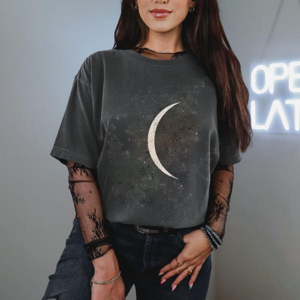 Camiseta de luna creciente, colores cómodos, estética de bruja, gótica, celestial oscura, grunge, mística y espiritual.