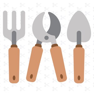 Puede incluir: Tres herramientas de jardinería con mangos de madera: una azada de mano, un par de tijeras de podar y un tenedor de mano.