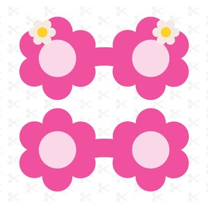 Op de afbeelding: Twee paar roze zonnebrillen in de vorm van bloemen. Elk paar heeft twee grote roze bloemvormige glazen met een lichtroze cirkel in het midden. Eén paar heeft een kleine witte bloem met een gele kern.