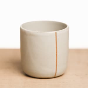 Lineaire keramische beker - witte lineaire keramische beker - handgemaakte beker - theekop - Desi Murphy Pottery
