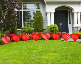 Saint-Valentin, enseignes artistiques dans le jardin, célébration de joyeuses fêtes sur la pelouse, carte ornementale de jardin, décorations de fête avec piquets en métal, cadeau personnalisé