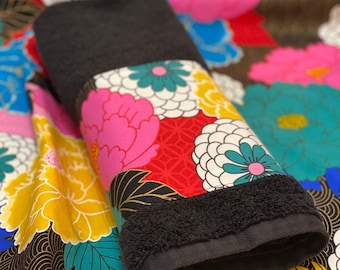 Toalla de baño negra con ribete floral: Decoración de baño de diseño