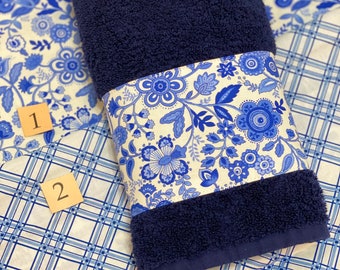 Serviettes de bain bleues, Ginger Jar serviettes de main et de bain, serviettes bleues, salle de bain, serviette de toilette, avenue august, décoration de salle de bain, serviettes bleu marine