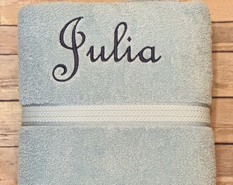 Nom brodé sur les serviettes de bain 4 tailles et 10 couleurs de serviettes fabriquées par August Ave Towels serviettes monogramme salle de bain, serviettes cadeaux personnalisées