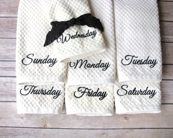 Torchons Days of the Week plus de couleurs faites main par August Ave Towels