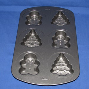 WILTON Christmas Holiday Tree Fluted Non-Stick Cake Pan (2105-0881) NEW