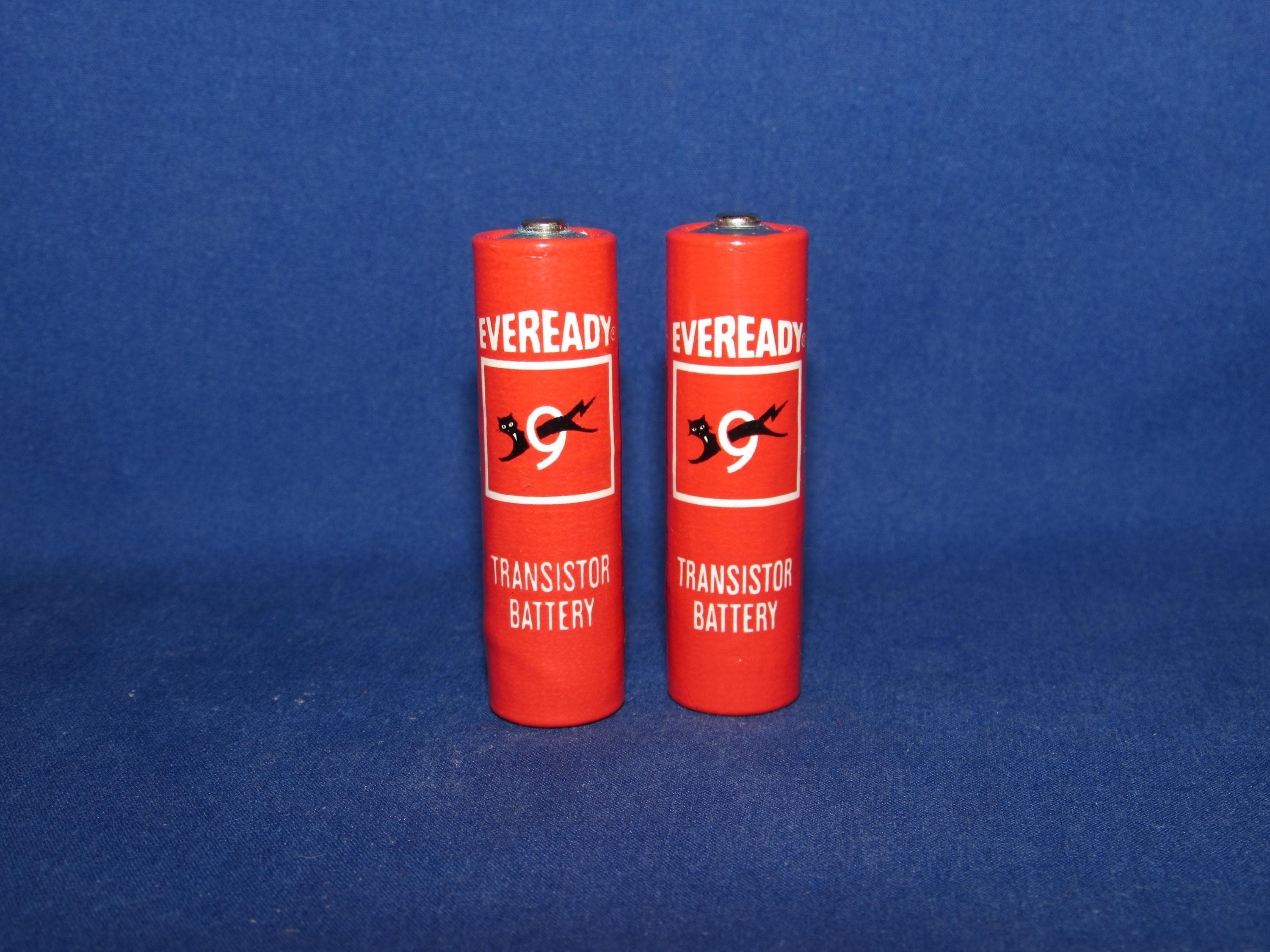 VINTAGE EVEREADY 9-lives Transistor Batteries Set of 2 AA Cell
