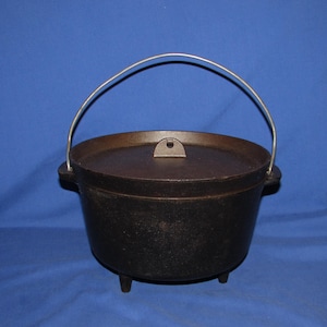 CAST IRON Dutch Oven Vintage 3-Legged Pot Wire Handle Free Shipping