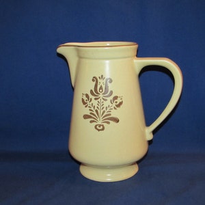 Pfaltzgraff TWO QUART PITCHER 1970s Village Pattern Free Shipping