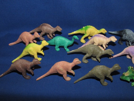 Figurines de dinosaures tube Safari Ltd® 695404 - Voyagez à travers le temps avec 12 figurines