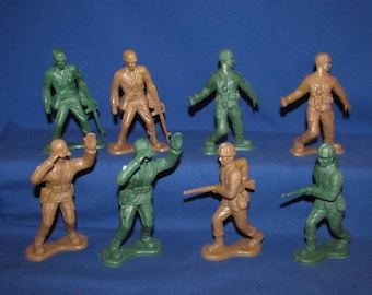 TOY SOLDIERS Lot of 8 pieces Vintage Pretend Play Diorama Free Shipping
