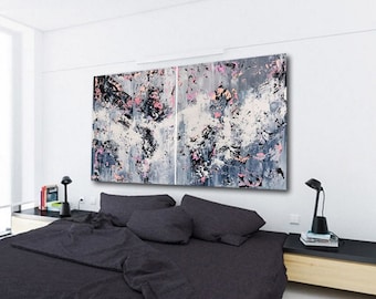 Pode incluir: Um quarto moderno com uma cama preta e paredes brancas. Uma grande pintura abstrata está pendurada acima da cama. A pintura apresenta tons de azul, branco e rosa.