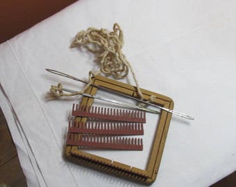 Jiffy Loom; wooden loom with needles and adjustable bar; early plastic yarn separators;1940's