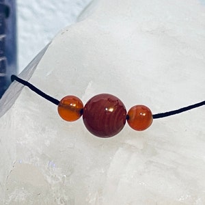 naszyjnik choker z potrójnym karneolem; naturalny kamień niebinarny kryształ leczniczy amulet przynoszący szczęście prezenty dla nauczycielki siostry nastolatki wiedźmowatej mamy przyjaciół