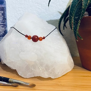 naszyjnik choker z karneolu - ochronny amulet przynoszący szczęście i siłę, prezenty dla osób niebinarnych, przyjaciółek czarownic, sióstr, nauczycielek, druhen, artystów