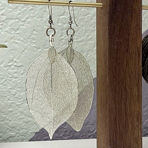 Örhängen i skelettform med löv – galvaniserade löv på nickelfritt eller sterlingsilver, fina häxiga natursmycken, födelsedagspresenter till jul
