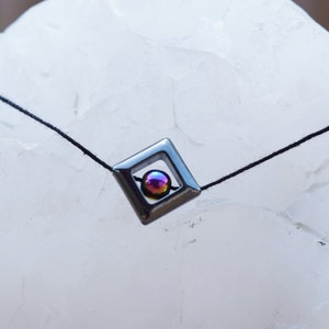 Chokerketting hematiet + regenboog hematiet; unieke sieraden met echte stenen; 6 mm titaniumhematiet met hematietdiamant op zwart koord