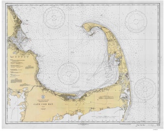 Puede incluir: Un mapa náutico vintage de la bahía de Cape Cod, Massachusetts. El mapa presenta detalles de la costa, las vías navegables y la información de navegación. El mapa está impreso en papel color crema con líneas negras y azules.