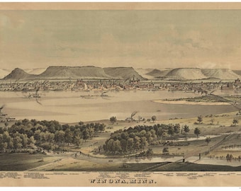 Op de afbeelding: Een antieke lithografieprint die een vogelvluchtperspectief van Winona, Minnesota, toont. De print toont de gebouwen, straten en rivier van de stad. De tekst "WINONA, MINN." is onderaan de afbeelding gedrukt.