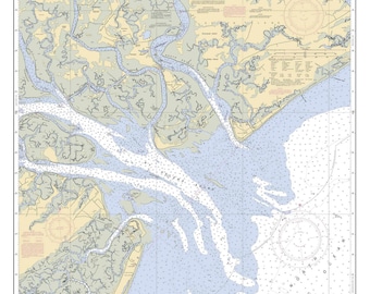 Può includere: Una carta nautica di St. Helena Sound, Carolina del Sud, che mostra la costa, le vie navigabili e le profondità in piedi. La carta è stampata in nero, blu e giallo, con segni rossi per le caratteristiche importanti. La carta include una rosa dei venti e una legenda.