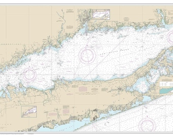 以下が含まれることがあります： ニューヨーク州ロングアイランドサウンドの海図で、航海のための詳細なマークが付けられています。海図には、ブイ、浅瀬、その他の航海の危険が示されています。海図はベージュの背景に青と黒のマークで印刷されています。