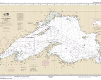以下が含まれることがあります： スーペリア湖の海図で、水深と海岸線が示されています。この図は白黒で、水深を示す青い線が引かれています。図には「スーペリア湖」というタイトルが付けられており、コンパスローズとスケールバーが含まれています。