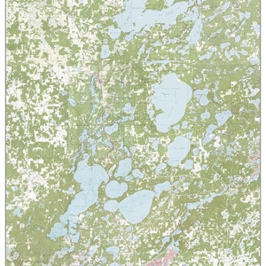 Puede incluir: Un mapa topográfico de la zona de los lagos Brainerd en Minnesota, alrededor de 1973. El mapa muestra los numerosos lagos de la zona, incluidos los nombres de algunos de los lagos. El mapa está en tonos verdes y azules.