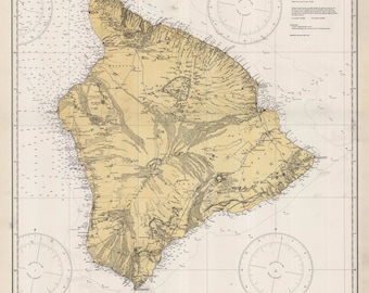 Puede incluir: Un mapa vintage de la isla de Hawái de 1936. El mapa muestra la costa de la isla, las principales ciudades y las características geográficas. El mapa está impreso en blanco y negro sobre un fondo crema.
