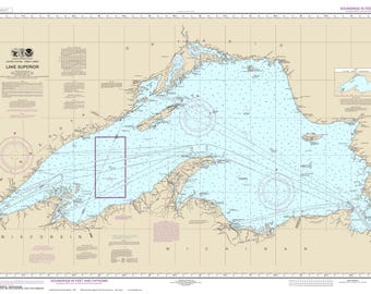 以下が含まれることがあります： スーペリア湖の海図で、湖岸線、島、湖の深さを示しています。この海図は、ベージュの背景に青い線とテキストで印刷されています。海図のタイトルは「スーペリア湖」で、凡例と縮尺が含まれています。