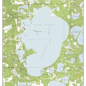 Puede incluir: Un mapa topográfico vintage del lago Pelican, Minnesota, alrededor de 1973. El mapa muestra el lago y el área circundante, incluidos los bosques, las carreteras y otras características geográficas. El mapa está impreso en verde, azul y marrón.