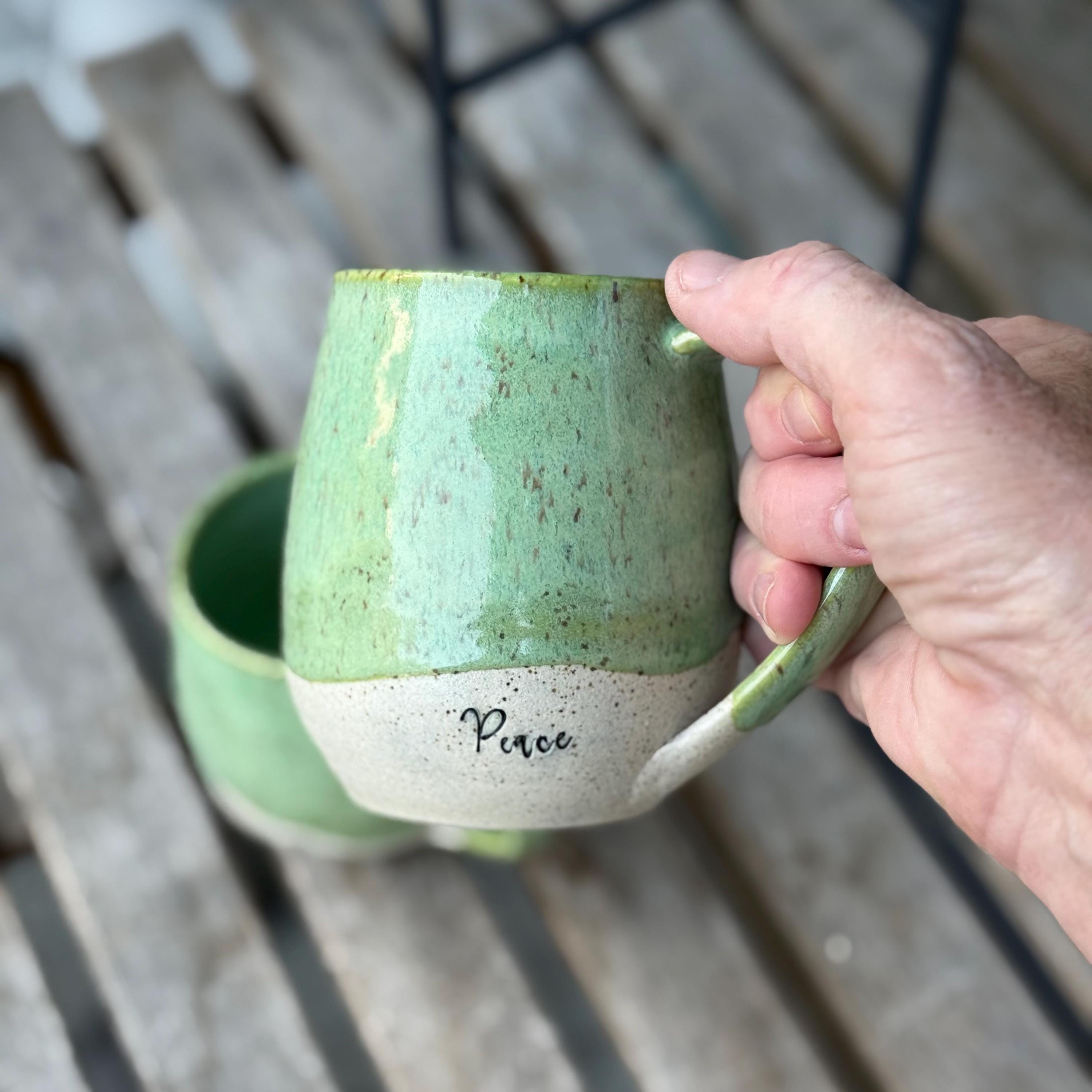 ハンドメイドの斑点模様のピースマグ - 光沢のあるグリーンの