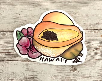 以下が含まれることがあります： 半分にカットされたパパイヤに黒い種、ピンクの花、白い文字で「HAWAII'」と書かれたステッカーです。